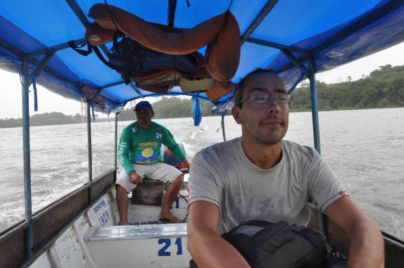 Viagem de voadeira entre Oiapoque, no Brasil e Saint Georges, na Guiana Francesa